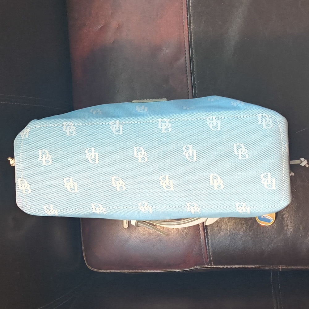 Dooney & Bourke East West Slouch Blue and Cream Shoulder Bag - Picture 3 of 9